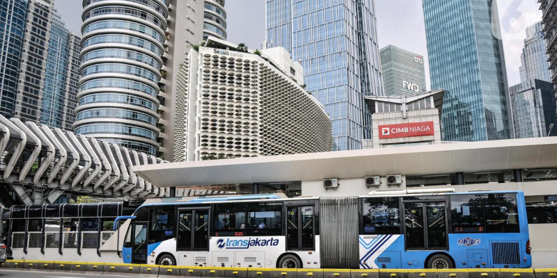 Memanfaatkan Waktu Transportasi Umum Dengan Gratis